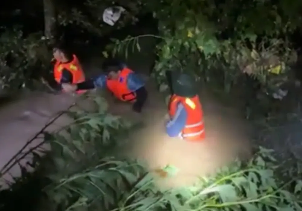 Sau hơn 10 giờ nỗ lực tìm kiếm, lực lượng chức năng đã tìm thấy thi thể nạn nhân cách hiện trường ban đầu khoảng 500 mét 9f11757a78e3f5bdacf2.jpg
