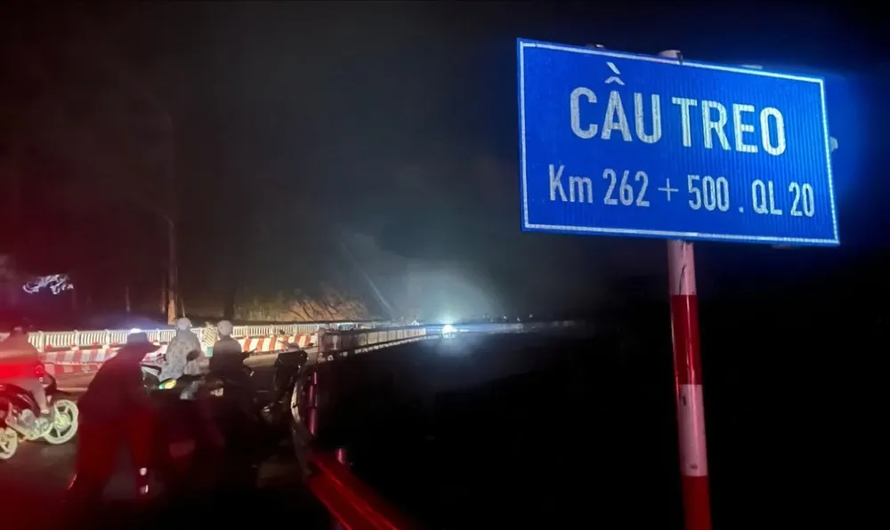 Vụ sạt lở xảy ra vào buổi tối nên gây khó khăn cho công tác triển khai giải phóng mặt bằng 571203224_845079461378466_2673772062181038800_n.jpg