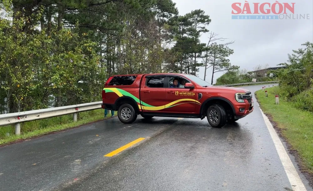 Nhiều du khách phản ánh về sự bất tiện, tốn kém thời gian khi di chuyển gần hết đoạn đường nhưng buộc phải quay đầu do không được phân luồng từ xa. Ảnh: ĐOÀN KIÊN 13685c3e6e88e3d6ba99.jpg