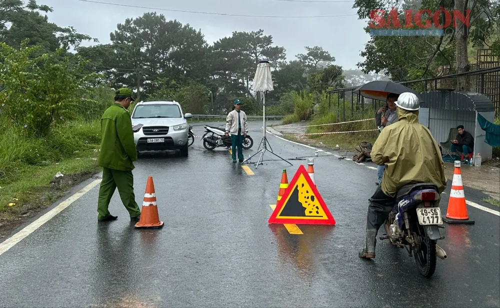 Cơ quan chức năng phong tỏa gần vị trí bị sạt lở trên đèo D'ran. Ảnh: ĐOÀN KIÊN 2774a83d178e9ad0c39f.jpg
