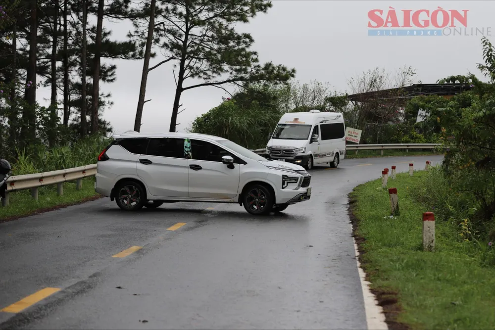 Chỉ trong ít phút có nhiều phương tiện ngoài tỉnh Lâm Đồng buộc phải quay đầu xe. Ảnh: ĐOÀN KIÊN 51e03c080cbe81e0d8af18.jpg