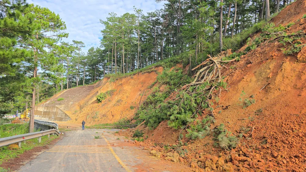 Hiện tại, cơ quan chức năng đã tổ chức cấm lưu thông qua khu vực sạt lở cho đến khi có thông báo mới 97087632478acad4939b.jpg