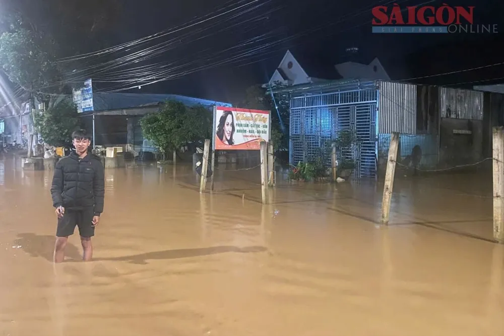 Nhiều đoạn nước ngập sâu, tràn vào nhà người dân sinh sống hai bên Quốc lộ 20 566538899_835239539017504_408095783038983587_n.jpg