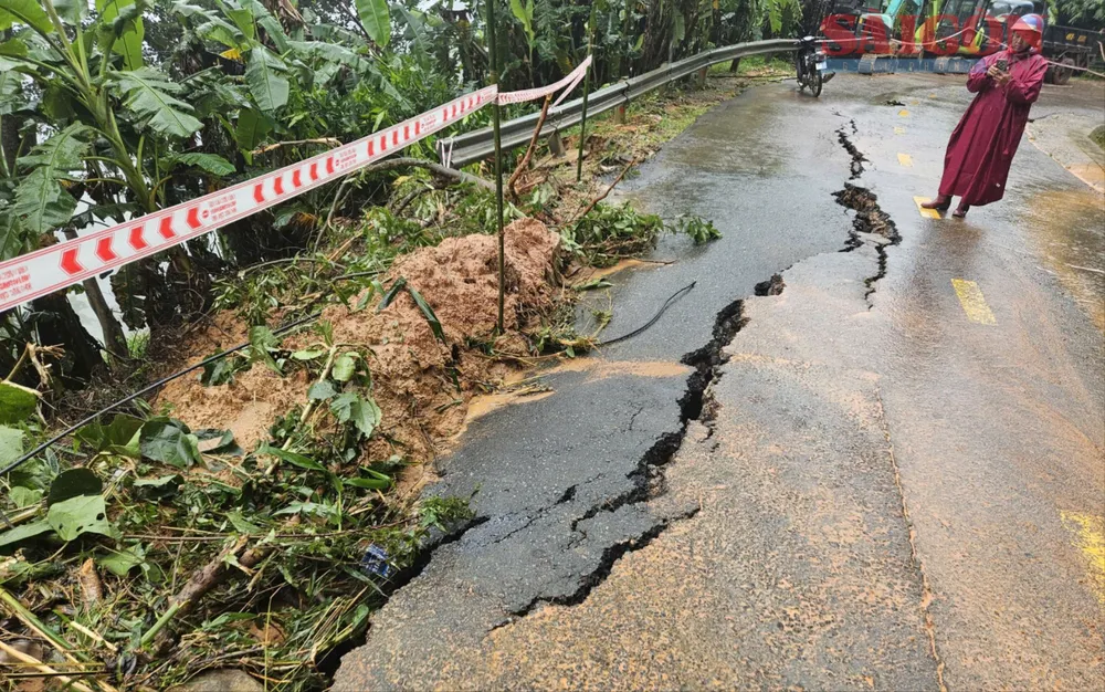 Điểm sụt lún trên Quốc lộ 28 đoạn qua xã Sơn Điền, tỉnh Lâm Đồng 200fba430efd83a3daec.jpg