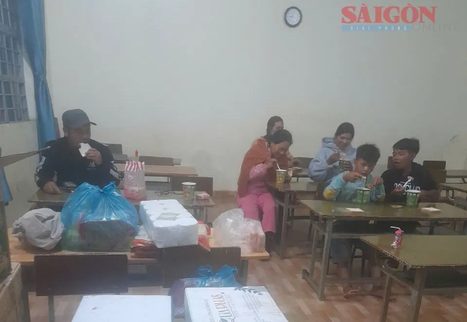 Mange husstander i Ta Nang kommune ble tatt med til utdanningsfasiliteter for å sikre sikkerheten. 3874075898984811505.jpg