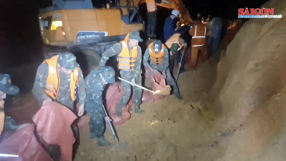 Styrker jobbet over natten for å forsterke Cay An-demningen i Ta Nang kommune i Lam Dong-provinsen. Screenshot 2025-11-08 at 06.32.18.png