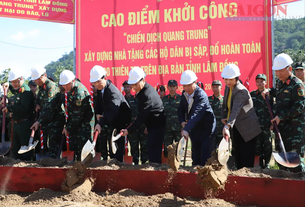 O vice-primeiro-ministro Bui Thanh Son e líderes do Comando da Região Militar 7 e da província de Lam Dong realizaram a cerimônia de lançamento da pedra fundamental para casas de famílias na comuna de D'ran, província de Lam Dong. Foto: DOAN KIEN IMG_8059.JPG