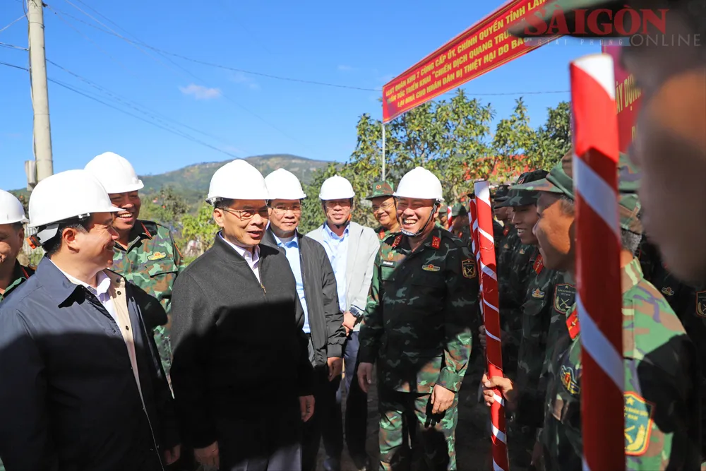 O vice-primeiro-ministro Bui Thanh Son incentivou os oficiais e soldados da 7ª Região Militar a participarem dos esforços para ajudar as pessoas a reconstruírem suas casas após a enchente. Foto: DOAN KIEN IMG_8096.JPG