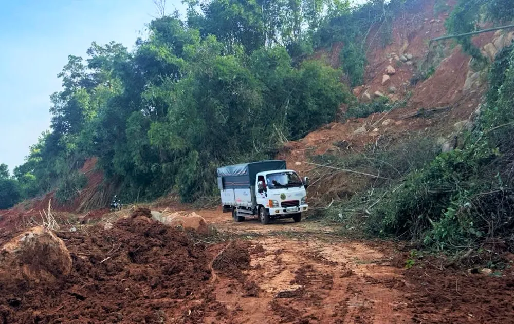 ສະພາບຈະລາຈອນໄດ້ເລີ່ມຄືນມາພາຍຫຼັງເກືອບ 4 ມື້ຂອງການຕິດຂັດ. A1.jpg