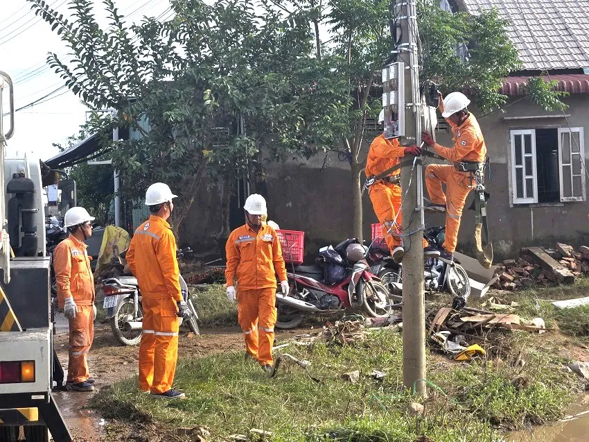 Team fra Lam Dong Electricity Company er på vakt døgnet rundt i flom- og naturkatastrofeområder for å overvinne konsekvensene slik at strømmen kan være avbrutt. hinh5ld512.jpg