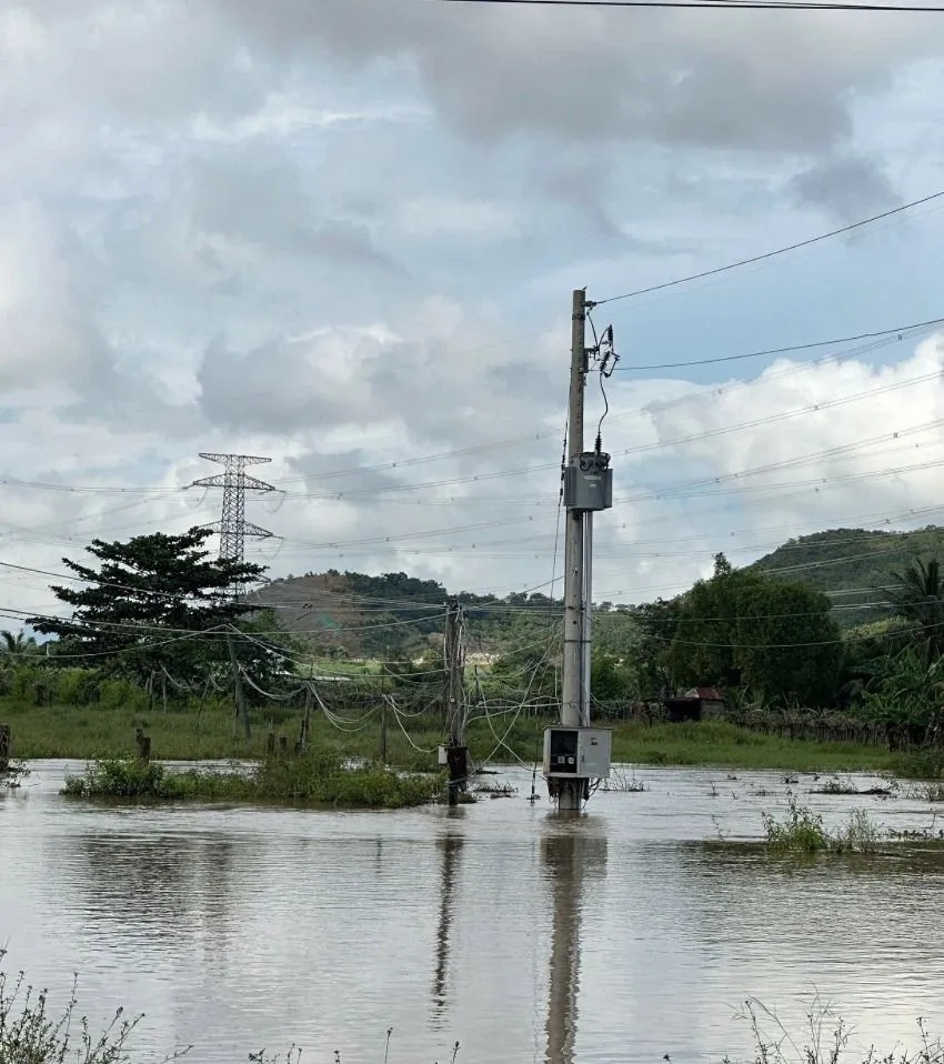 Under den nylige flommen ble mange elektriske systemer alvorlig skadet og trengte umiddelbare reparasjoner for å unngå å påvirke strømforsyningen til folk. hinh6cld.jpg