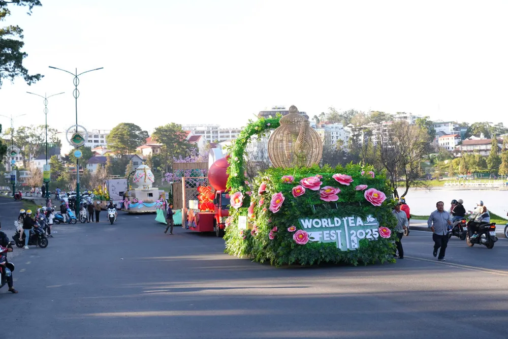 پریڈ Xuan Huong جھیل سے گزری۔ IMG_1289.jpeg