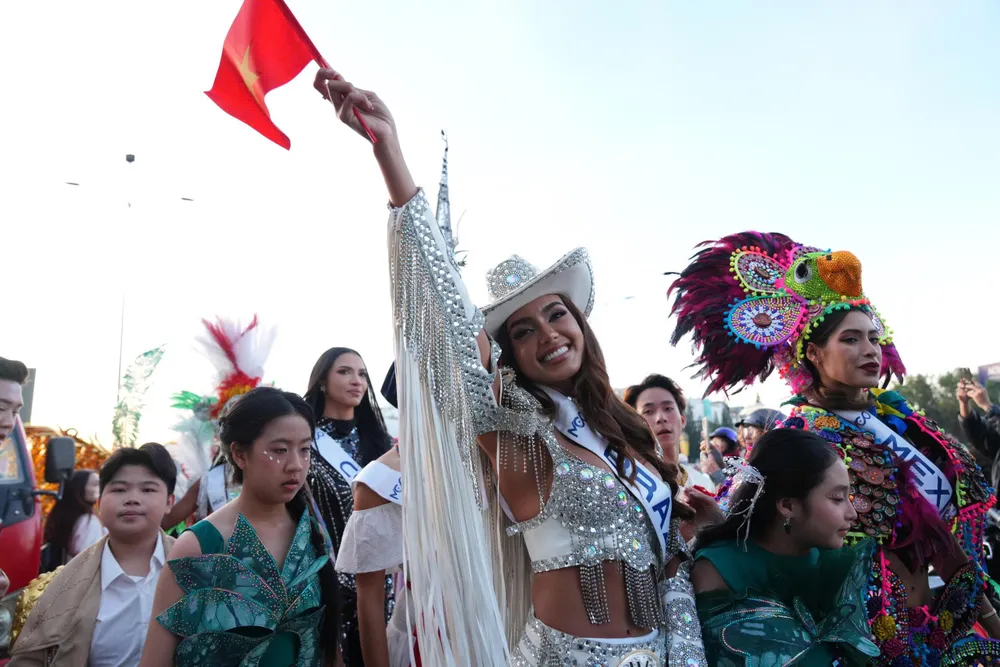 مس Cosmo مقابلہ کرنے والوں نے پریڈ میں ہلچل مچا دی۔ IMG_1290.jpeg