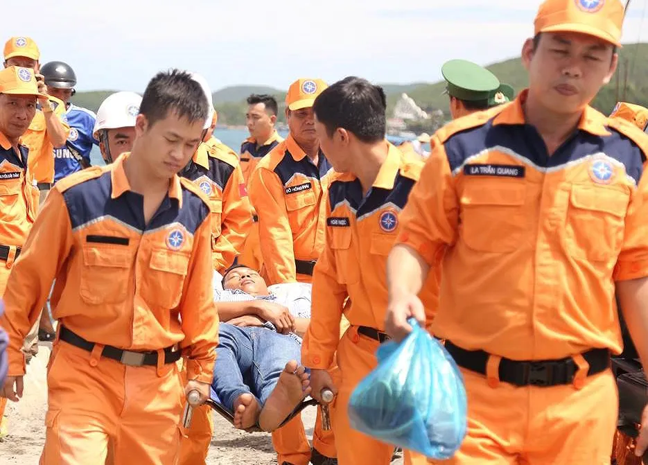 Cứu 10 ngư dân bị ngộ độc sau khi ăn cá chình ảnh 2 Cứu 10 ngư dân bị ngộ độc sau khi ăn cá chình ảnh 2