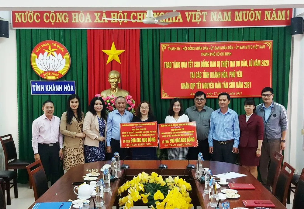 TPHCM tặng nhân dân Khánh Hòa và Phú Yên 600 triệu đồng ảnh 4
