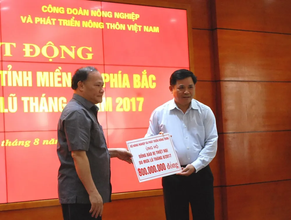 Bộ NN-PTNT kêu gọi hỗ trợ 1 tỷ đồng cho đồng bào vùng lũ ảnh 1 Bộ NN-PTNT kêu gọi hỗ trợ 1 tỷ đồng cho đồng bào vùng lũ ảnh 1