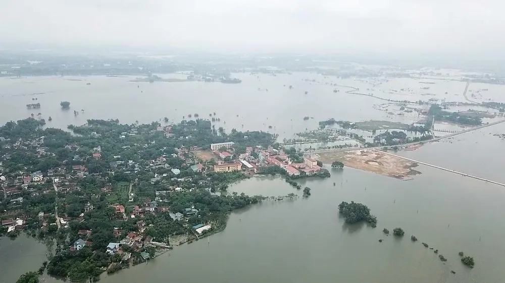 Sau 1 tuần, ngoại thành Hà Nội vẫn trắng xóa nước lũ ảnh 1 Sau 1 tuần, ngoại thành Hà Nội vẫn trắng xóa nước lũ ảnh 1