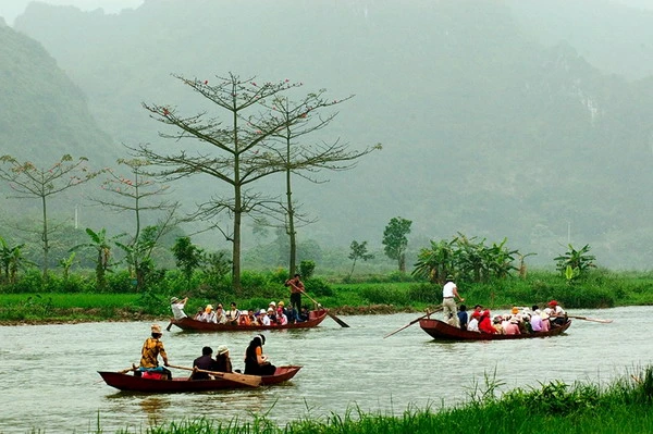 Miền Bắc vẫn đang trong mùa lễ hội xuân. Mưa xuân, gió lạnh là nét đặc trưng vào tháng Giêng