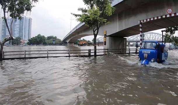 Tình trạng triều cường gây ngập tại TPHCM ngày càng đáng lo ngại hơn. Ảnh: giadinh.net