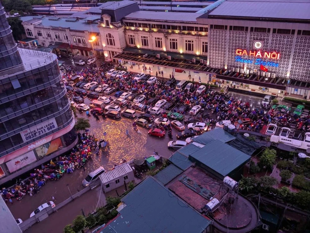 Khu vực đường Trần Hưng Đạo, Lý Thường Kiệt, Lê Duẩn quanh ga Hà Nội bị ngập và ùn tắc giao thông vào chiều 17-8. Ảnh: CTV