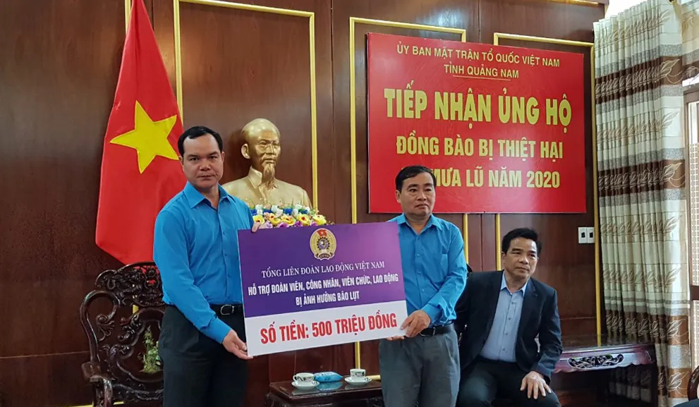 Trao 6,3 tỷ đồng cho người lao động ở miền Trung ảnh 2