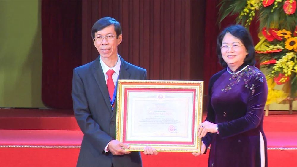 Điện lực Việt Nam đón nhận danh hiệu Anh hùng Lao động ảnh 3 Điện lực Việt Nam đón nhận danh hiệu Anh hùng Lao động ảnh 3