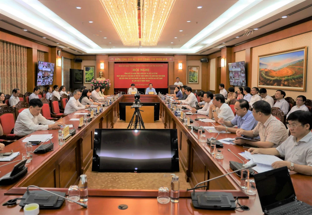 Mỗi năm, người lao động gửi về Việt Nam 10 tỷ USD ảnh 1 Mỗi năm, người lao động gửi về Việt Nam 10 tỷ USD ảnh 1