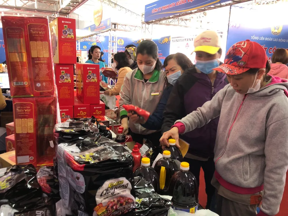 Công nhân tại Hà Nội tham gia chương trình phiên chợ 0 đồng, giảm giá tới 70% trong chương trình Tết công đoàn 2023 khai mạc ngày 10-1