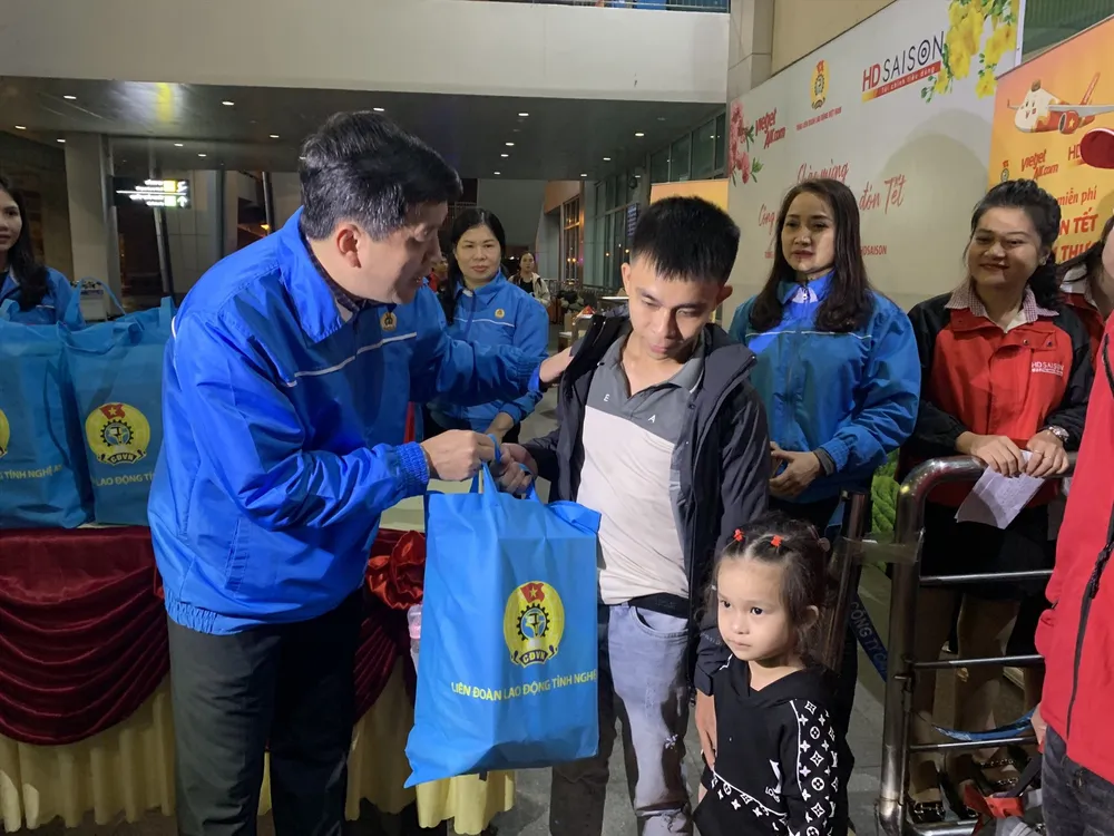 Công nhân ở miền Nam chuẩn bị lên máy bay về quê đón Tết Quý Mão 2023