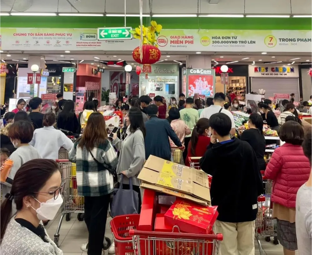 Các quầy chờ thanh toán đơn hàng luôn đông người Các quầy chờ thanh toán đơn hàng luôn đông người