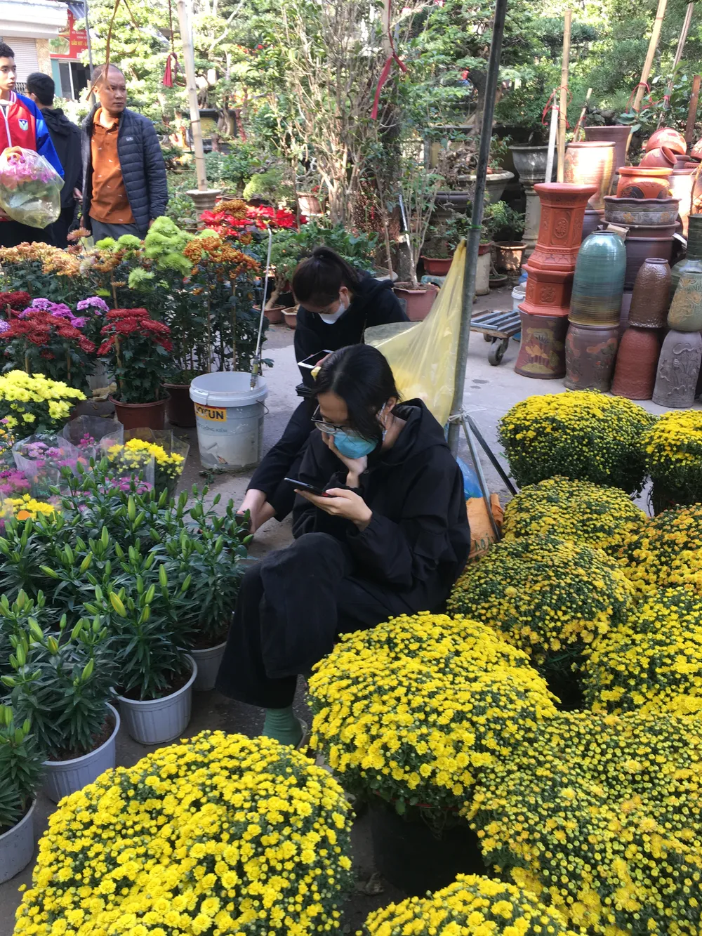 Ngồi lướt điện thoại vì vắng khách Ngồi lướt điện thoại vì vắng khách