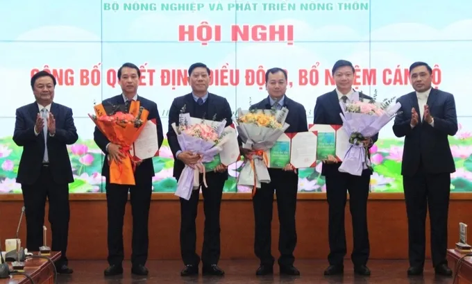 Bộ trưởng Lê Minh Hoan trao quyết định cho các cục trưởng của các đơn vị trực thuộc Bộ trưởng Lê Minh Hoan trao quyết định cho các cục trưởng của các đơn vị trực thuộc