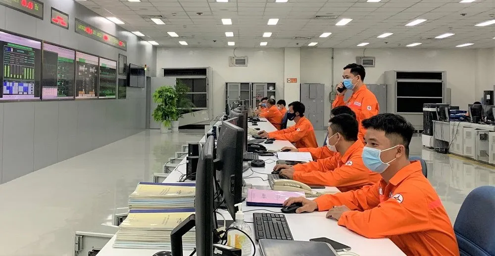 Luôn ứng trực 24/24 giờ tại trung tâm điều độ hệ thống điện lực của EVN Luôn ứng trực 24/24 giờ tại trung tâm điều độ hệ thống điện lực của EVN