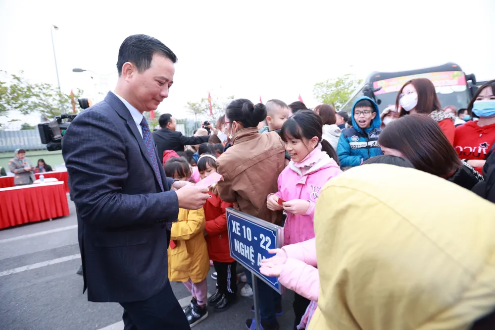 Cán bộ công đoàn của LĐLĐ TP Hà Nội lì xì cho các cháu là con em của các công nhân chuẩn bị lên xe về quê đón tết. Ảnh: HẢI NGUYỄN Cán bộ công đoàn của LĐLĐ TP Hà Nội lì xì cho các cháu là con em của các công nhân chuẩn bị lên xe về quê đón tết. Ảnh: HẢI NGUYỄN