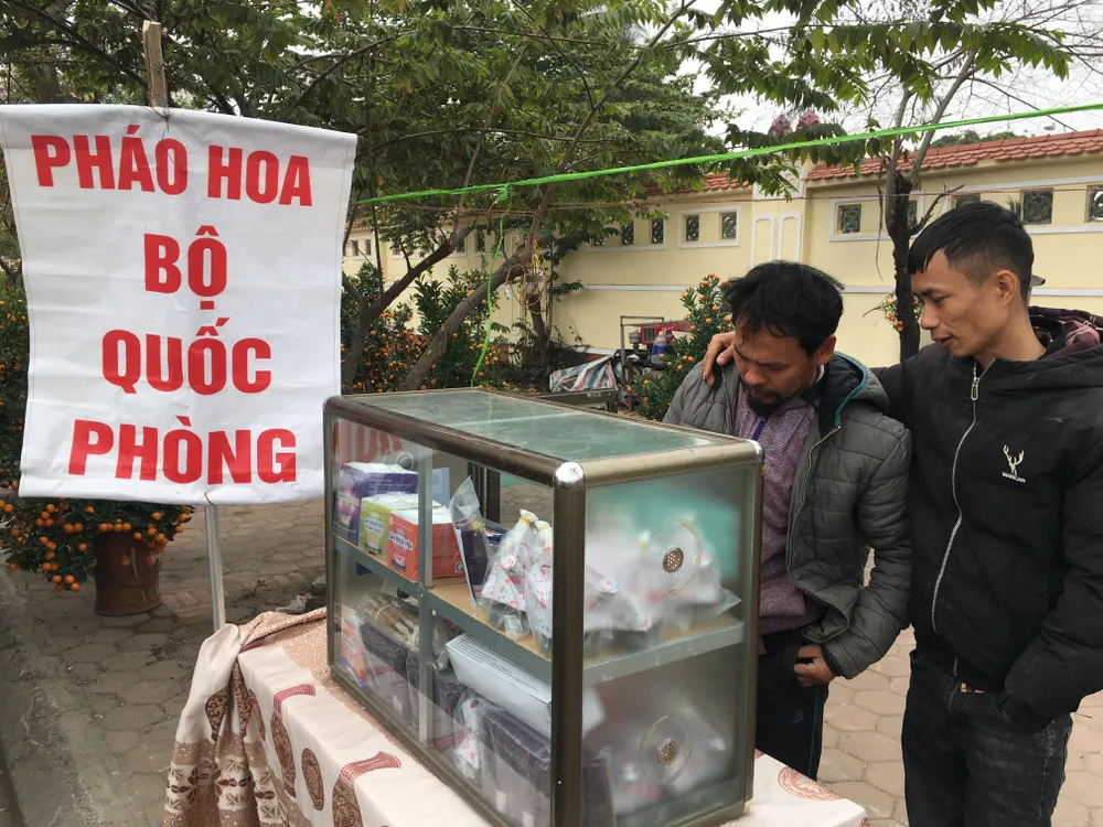 Một điểm bán pháo hoa vỉa hè tự phát trên đường Tố Hữu (Hà Đông - Hà Nội). Ảnh: VĂN PHÚC