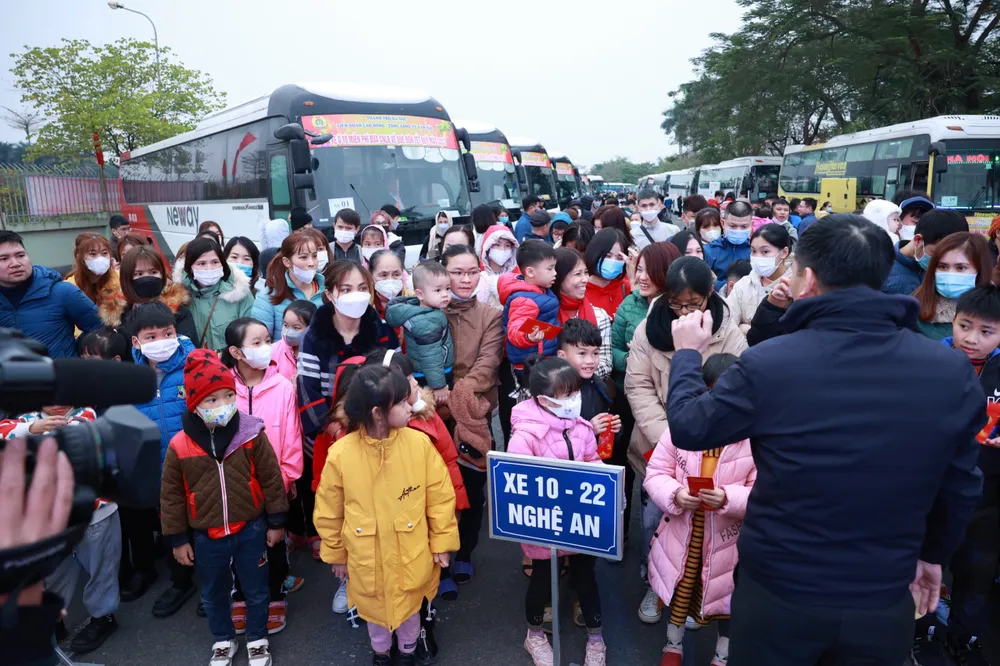 Hàng ngàn công nhân chuẩn bị lên những chuyến xe miễn phí, không khí vui như ngày hội cuối năm Hàng ngàn công nhân chuẩn bị lên những chuyến xe miễn phí, không khí vui như ngày hội cuối năm