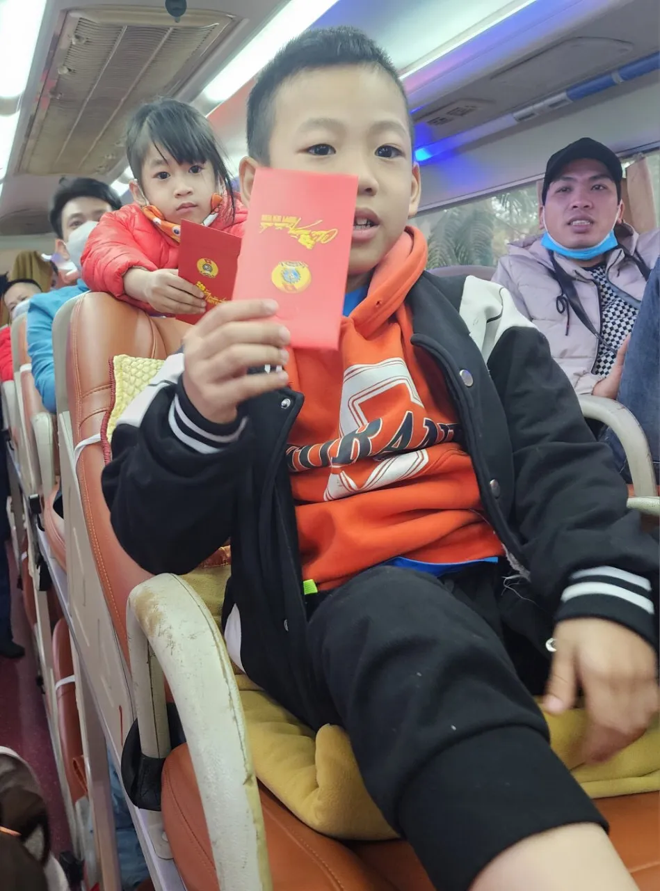 Trẻ em vui mừng vì có quà lì xì của công đoàn và được về quê bằng những chuyến xe sạch sẽ, an toàn Trẻ em vui mừng vì có quà lì xì của công đoàn và được về quê bằng những chuyến xe sạch sẽ, an toàn