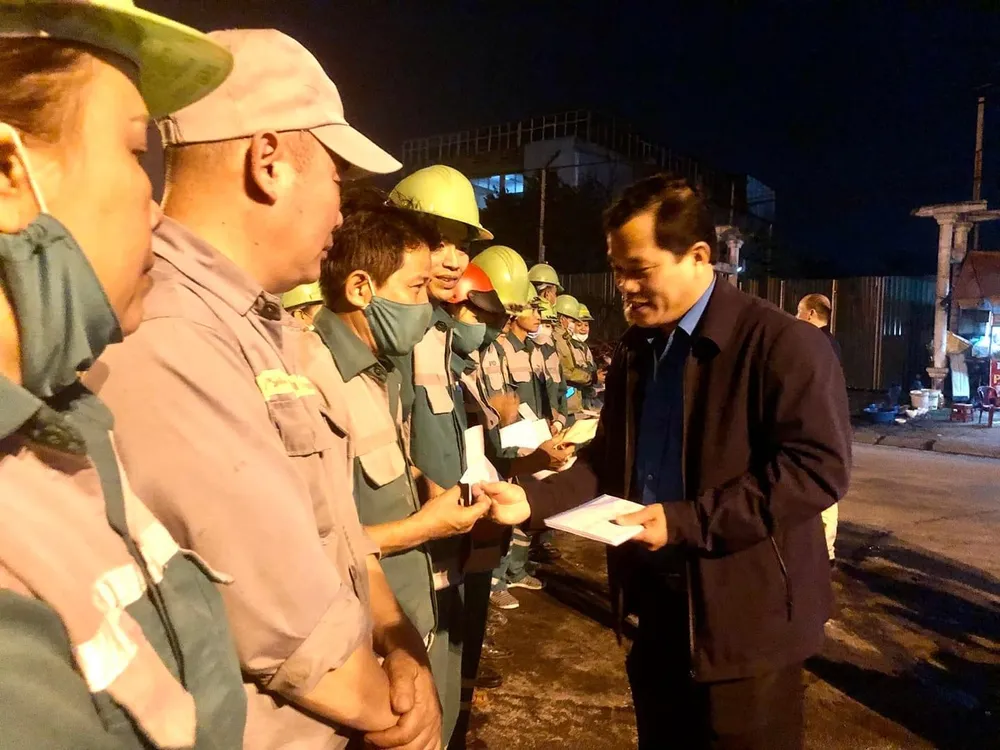 Công đoàn tỉnh Thừa Thiên - Huế lì xì cho những công nhân vệ sinh môi trường ở TP Huế. Ảnh: NGÔ THU HƯƠNG