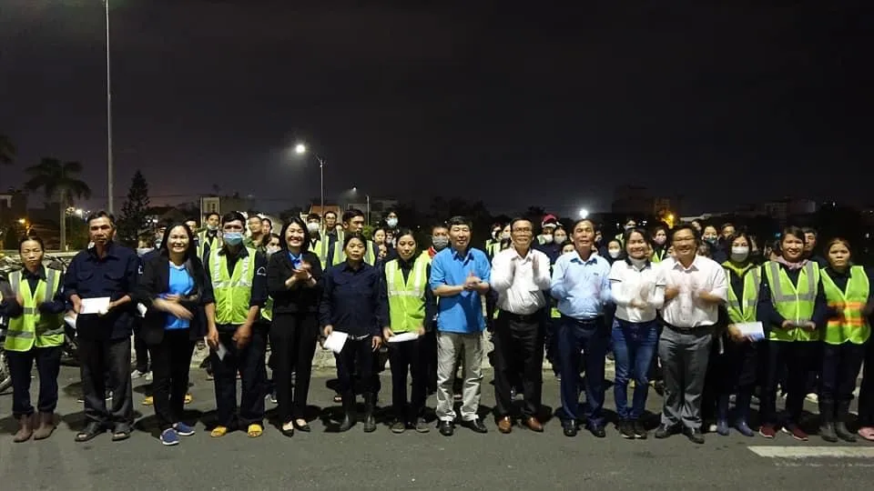 Công đoàn tỉnh Phú Yên đến trao tặng quà cho công nhân môi trường đêm 30 tết. Ảnh theo Công đoàn Việt Nam