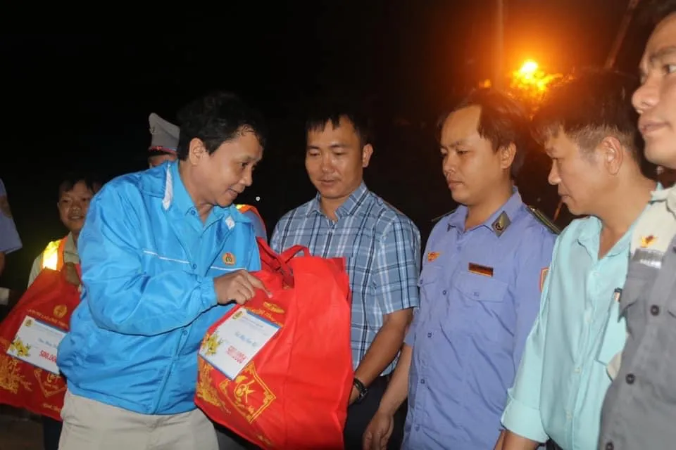 Công đoàn tỉnh Khánh Hoà trao quà tết cho công nhân môi trường đêm 30 tết Công đoàn TP Đà Nẵng tổ chức thăm hỏi động viên công nhân môi trường đêm 30 tết. Ảnh: TRẦN NGỌC ANH