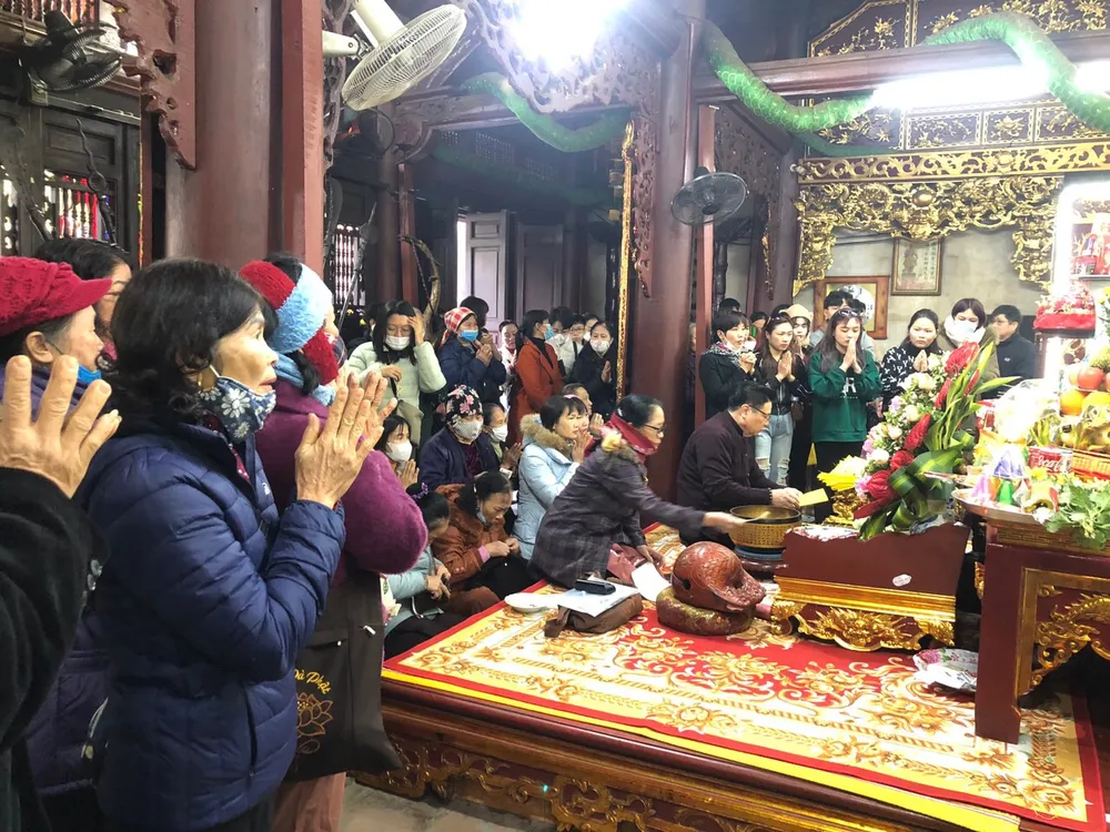 Mùng 4 tháng Giêng, người dân khắp nơi nô nức kéo lên đền Thượng (Lào Cai) cầu tài lộc. Ảnh: VĂN PHÚC