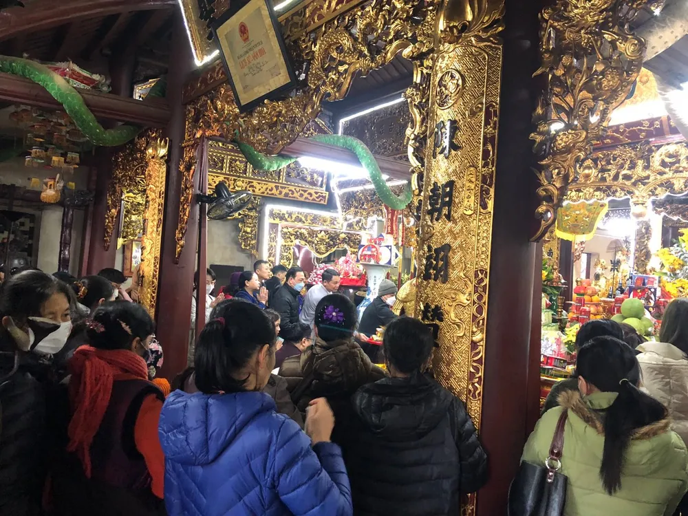 Chen chúc lễ bái tại đền Thượng (Lào Cai) sáng nay 25-1 (mùng 4 tháng Giêng). Ảnh: VĂN PHÚC