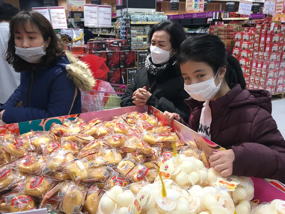 Siêu thị ở Hà Nội mở cửa trở lại nhưng nhu cầu mua sắm chưa nhiều. Ảnh: VĂN PHÚC