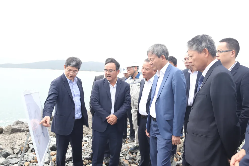 Lãnh đạo EVN cùng chính quyền địa phương khảo sát thực địa của dự án