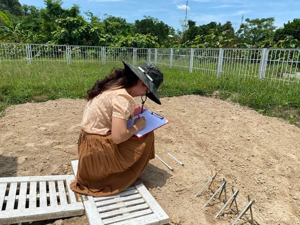 Quan trắc viên tại trạm khí tượng đang thu thập các dữ liệu về thời tiết để truyền gửi về trung tâm phân tích. Ảnh: HOÀNG HOÀI LINH