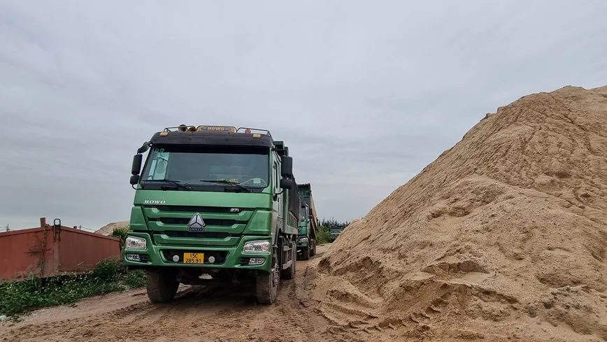 Nhiều nơi biến mái đê, chân đê thành bãi tập kết vật liệu xây dựng Nhiều nơi biến mái đê, chân đê thành bãi tập kết vật liệu xây dựng
