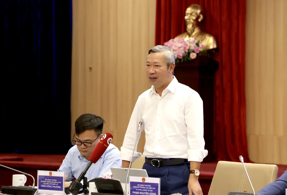 Ông Phạm Nguyên Hùng trả lời các ý kiến của nhà đầu tư Ông Phạm Nguyên Hùng trả lời các ý kiến của nhà đầu tư