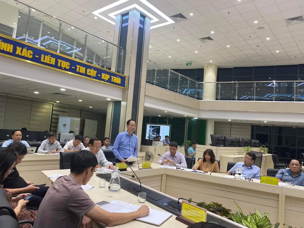 Một cuộc họp khẩn tại trụ sở Tổng cục Khí tượng - thủy văn để đánh giá về mức độ một cơn bão Một cuộc họp khẩn tại trụ sở Tổng cục Khí tượng - thủy văn để đánh giá về mức độ một cơn bão