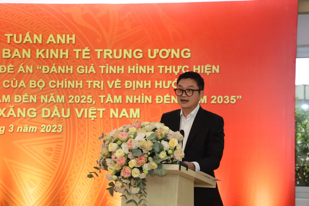 Chủ tịch HĐQT Tập đoàn Xăng dầu Việt Nam Phạm Văn Thanh báo cáo Chủ tịch HĐQT Tập đoàn Xăng dầu Việt Nam Phạm Văn Thanh báo cáo