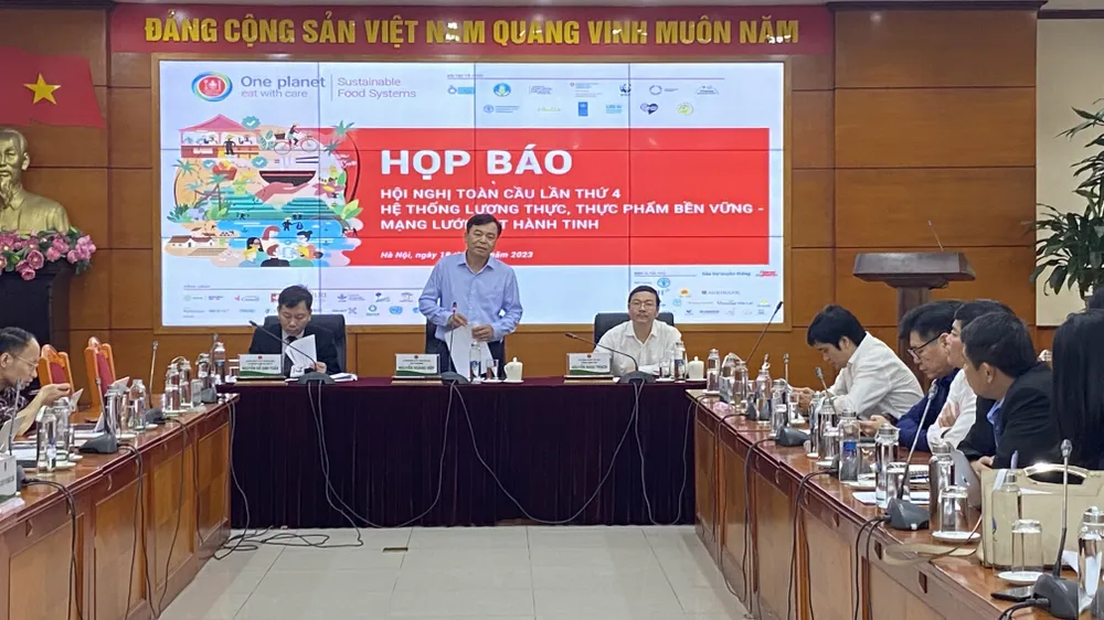 Thứ trưởng Bộ NN-PTNT Nguyễn Hoàng Hiệp chủ trì cuộc họp báo sáng 18-4